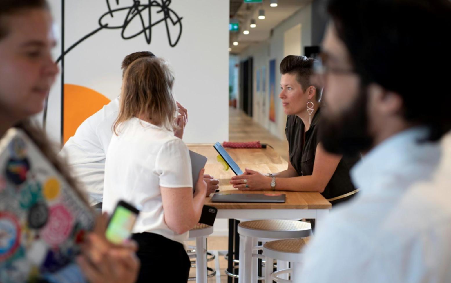 Person arbeitet konzentriert an Finanzplanung am Schreibtisch