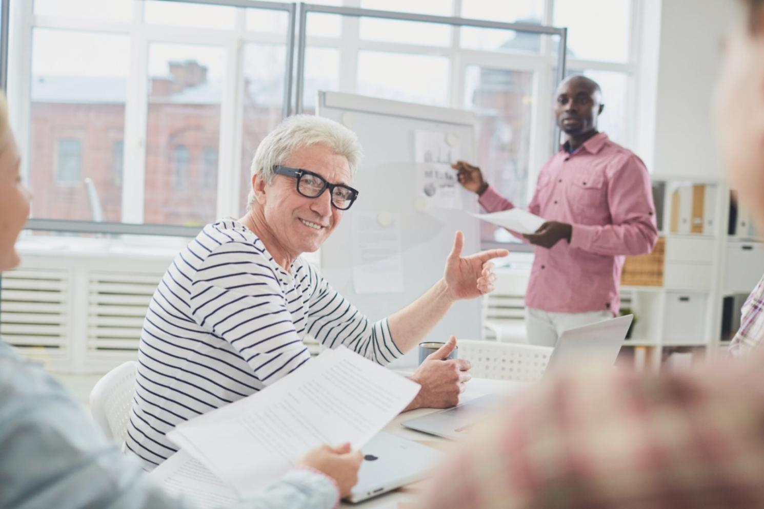 Unternehmer bei der Finanzplanung am Schreibtisch